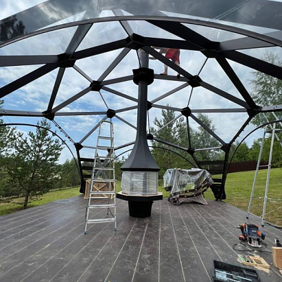 Островной камин LUGO Glass в беседке