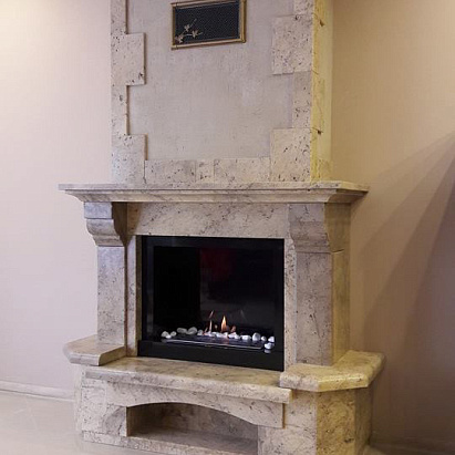 Биокамин в облицовке из мрамора