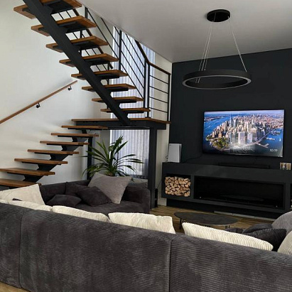 Фронтальный биокамин установлен под ТВ зоной